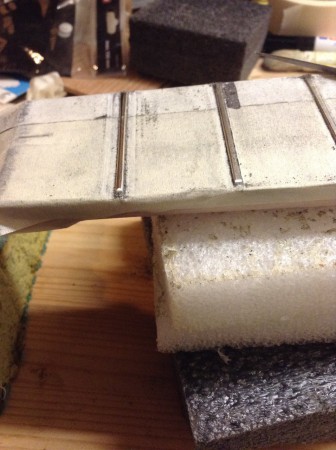 Reducción de las aristas de los trastes para preparar el coronamiento.